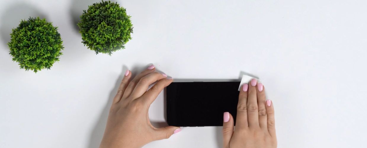 Poți lipi o sticlă securizată peste o folie de protecție?