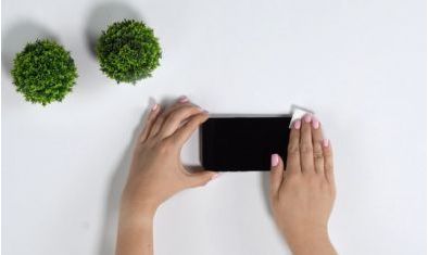 Poți lipi o sticlă securizată peste o folie de protecție?