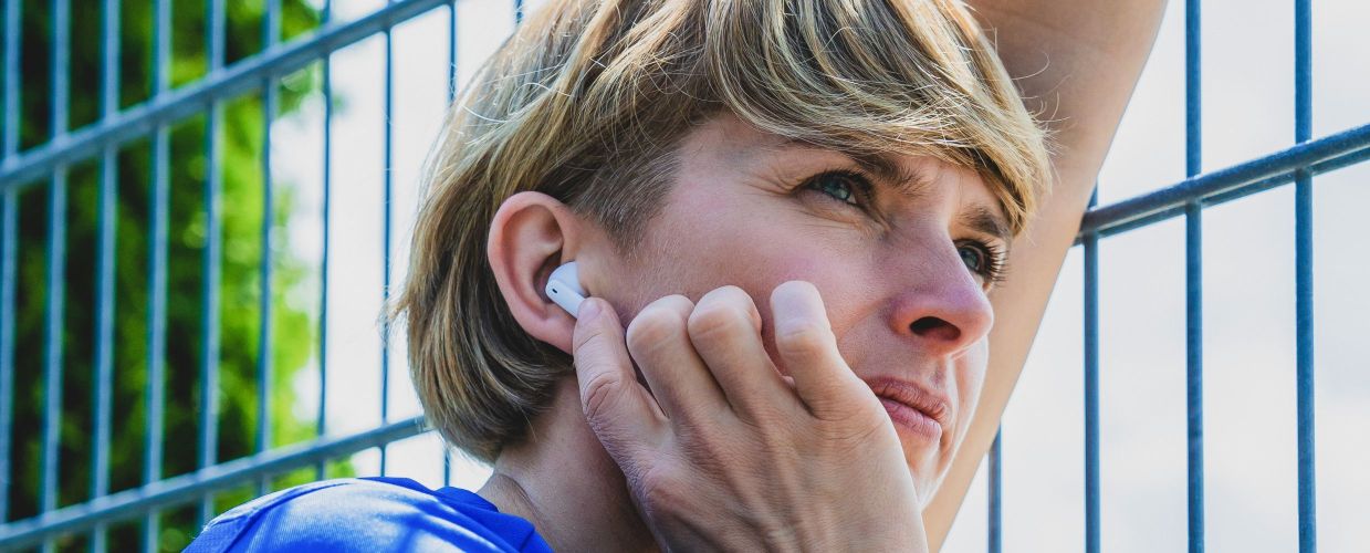 Cum împerechezi căștile cu diferite dispozitive prin Bluetooth?