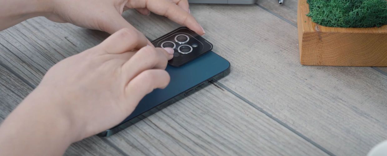 Cum să montezi sticla de protecție pe cameră? Montarea sticlei hibride și a celei din sticlă securizată