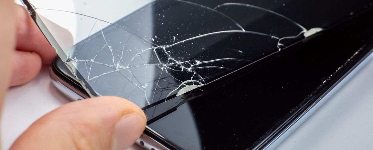 Cum scoți folia de protecție de pe telefon?