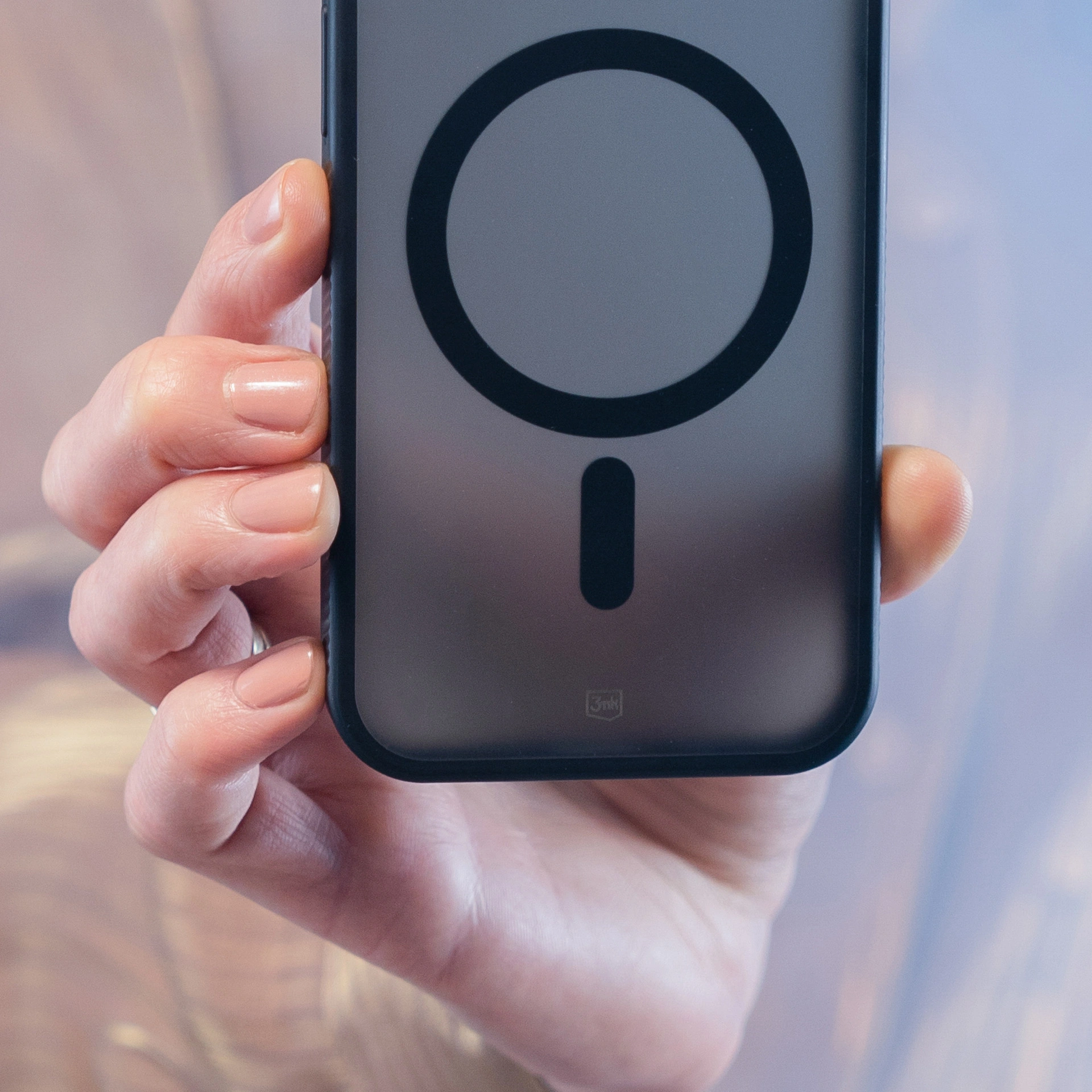 Atrage privirile cu o paletă de culori fumurii.